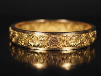 Vente aux enchères Bracelet jonc Extrême-Orient en or jaune 750, à décor ajouré de dragon