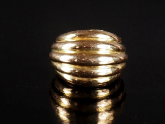 Vente aux enchères Importante bague dôme en or jaune 750, à décor de godrons. TDD. 61  Po