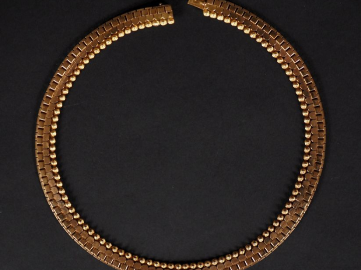 Collier articulé en or jaune 750, maille plate fantaisie, agrémenté en