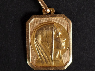 Vente aux enchères Jolie médaille de baptême en or jaune 750, de forme hexagonale, figura