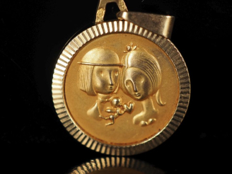 Vente aux enchères Médaille en or jaune 750, figurant un couple.  Diam. 1,5 cm Poids. 1,1