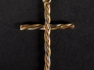 Vente aux enchères Pendentif trois tons d'or 750, en forme de croix, à décor torsadé.  3,