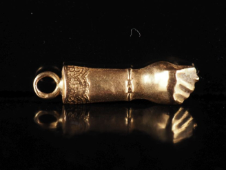 Vente aux enchères Pendentif en or jaune 750, en forme de main.  H. 1,8 cm (sans la béliè