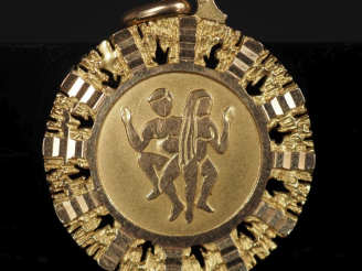 Vente aux enchères Pendentif ajouré en or jaune 750, à décor en son centre d'un homme et 