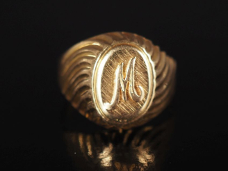 Vente aux enchères Bague de forme chevalière en or jaune 750, à décor dela lettre "M". TD