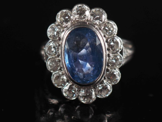Vente aux enchères Bague de forme pompadour en or blanc 750 et platine 850, sertie en son