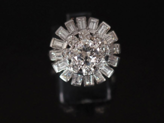 Vente aux enchères Importante bague dôme en platine 850 et or blanc 750, sertie en son ce