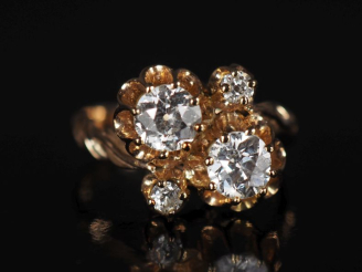 Vente aux enchères Bague à décor floral en or jaune 750, sertie de deux diamants pesant e