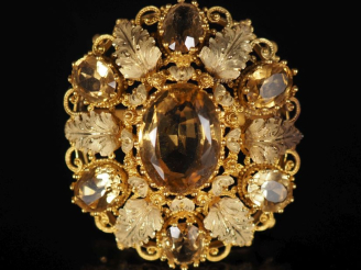 Vente aux enchères Ravissante broche en or jaune 750, , à décor ajouré et filigrané, sert