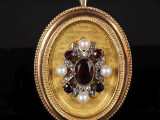 Vente aux enchères Broche/pendentif Napoléon III de forme ovale en or jaune 750, serti en