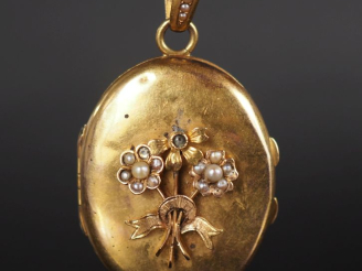 Vente aux enchères Pendentif porte-photo ovale Napoléon III en or jaune 750, à décor de f