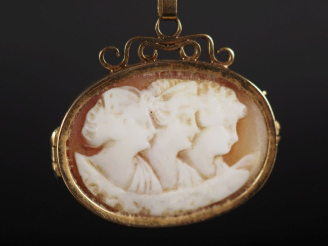 Vente aux enchères Pendentif porte-photo de forme ovale en or jaune 750, sertie d'un camé