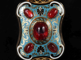Vente aux enchères Ravissante broche en or jaune 750, à décor émaillé de rinceaux, fleure