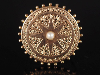 Vente aux enchères Broche ronde en or jaune 750, à décor ajouré d'une étoile sertie en so