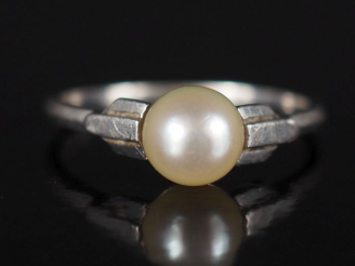 Vente aux enchères Petite bague de style Art déco en platine 850, sertie d'une demi-perle