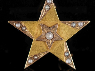 Vente aux enchères Petite broche en forme d'étoile en or jaune 750, sertie de demi perles