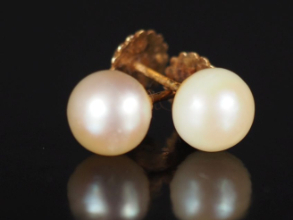 Vente aux enchères Paire de perces oreilles en or jaune 750, sertis d'une perle blanche. 