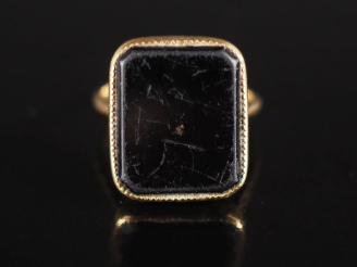 Vente aux enchères Bague rectangulaire en or jaune 750, poinçon tête de cheval, sertie en