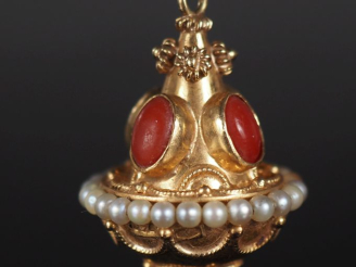Vente aux enchères Ravissant pendentif en or jaune 750, à décor de corail en cabochon, co