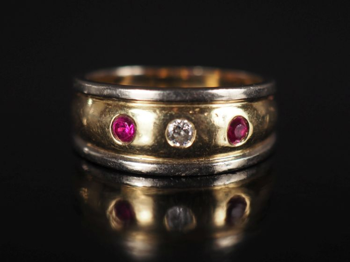 Bague jonc deux tons d'or 750, sertie en son centre d'un petit diamant