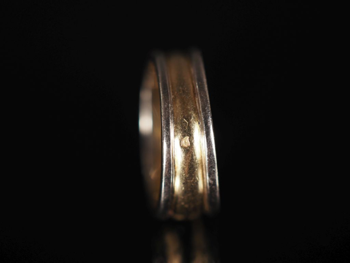 Bague jonc deux tons d'or 750, sertie en son centre d'un petit diamant