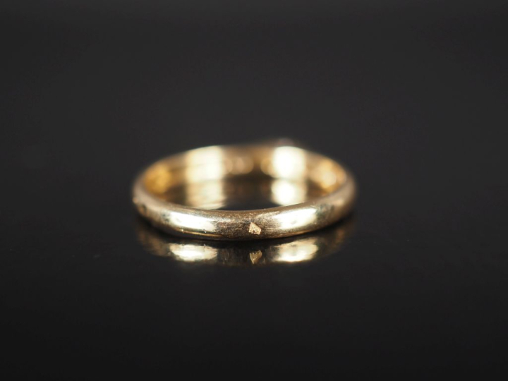 Bague jonc en or jaune 750, sertie en son centre d'un diamant de 0,05 