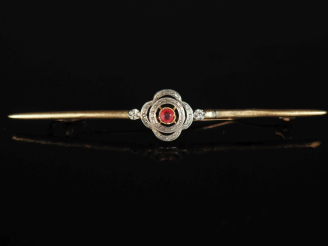 Vente aux enchères Broche barrette en or jaune 750, sertie en son centre d'une pierre ros