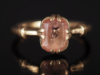 Vente aux enchères Bague en or jaune 585, sertie en son centre de quartz ou de verroterie
