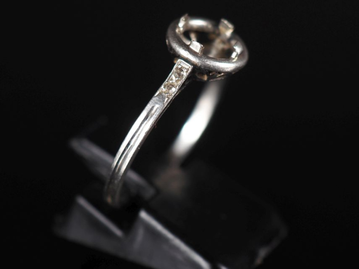 Monture de bague en platine 850, agrémentée quatre petits éclats de di
