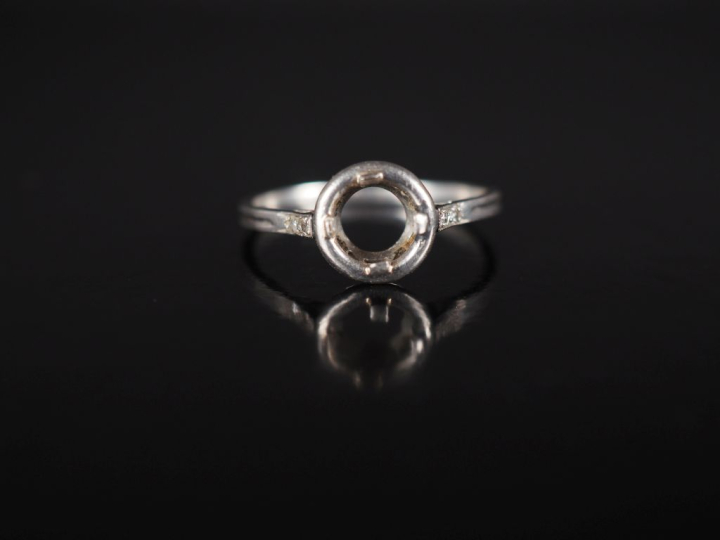 Monture de bague en platine 850, agrémentée quatre petits éclats de di