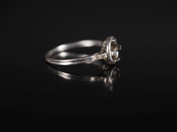 Monture de bague en platine 850, agrémentée quatre petits éclats de di