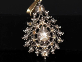Vente aux enchères Pendentif en argent en forme de goutte, sertie de petits diamants tail