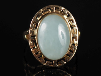 Vente aux enchères Bague en or jaune 585, sertie en son centre de pierre verte en cabocho