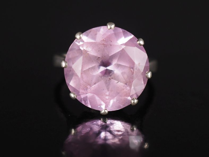Bague en argent, sertie en son centre d'une pierre rose.  TDD. 53 Poid