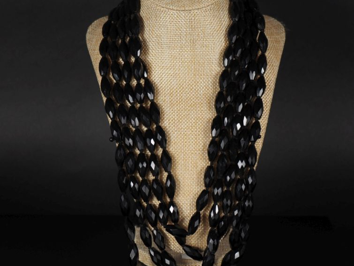 Collier draperie cinq rangs en perles de jais (?) facettées.