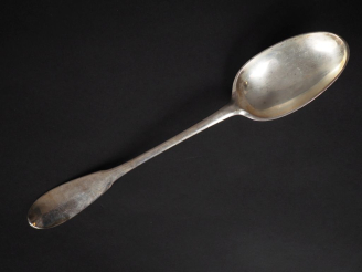 Vente aux enchères Cuillère à ragoût XVIIIème en argent, modèle uniplat.  Long. 29 cm Poi