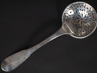Vente aux enchères Cuillère à saupoudrer XVIIIème en argent, modèle uniplat.  Long. 23 cm