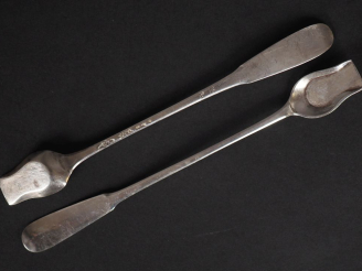 Vente aux enchères Deux pelles à sel XVIIIème à long manche en argent. Monogrammées.  Lon