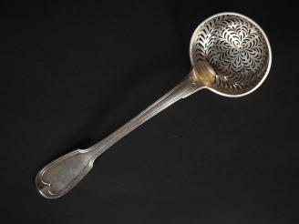 Vente aux enchères Cuillère à saupoudrer début XIXème en argent 950, poinçon au 2ème Coq,