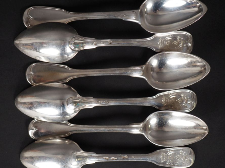 Suite de six grandes cuillères en argent, modèle à filet. Armoriées. P