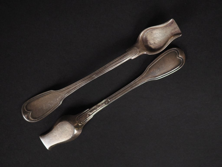 Deux pelles à sel en argent, modèle à filet. L'une Restauration, poinç