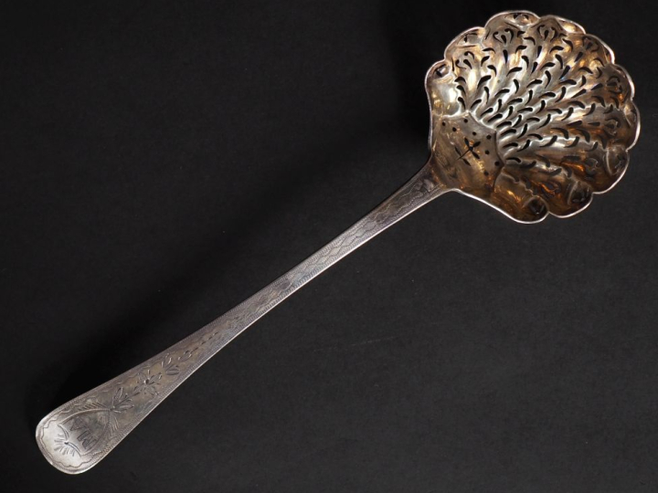 Cuillère à saupoudrer Restauration en argent 950, poinçon Vieillard, à