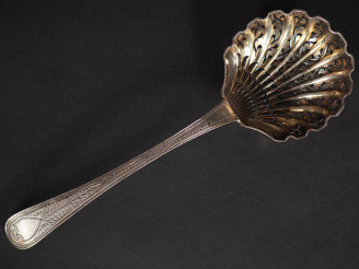 Vente aux enchères Cuillère à saupoudrer Restauration en argent 950, poinçon Vieillard, à