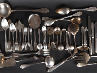 Vente aux enchères Ménagère en argent, poinçon cygne, modèle feuillagé. Comprenant :  - d
