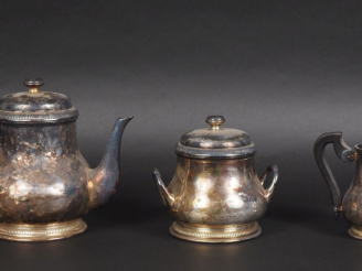 Vente aux enchères Service à café trois pièces en argent 925, poinçon Minerve, à décor de