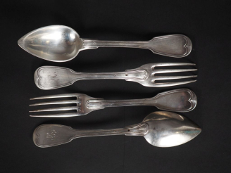 Vente aux enchères Suite de douze grands couverts en argent 925, poinçon Minerve, modèle 