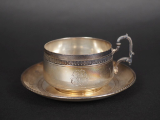 Vente aux enchères Ensemble comprenant :  - une tasse et sa sous-tasse de style Louis XVI