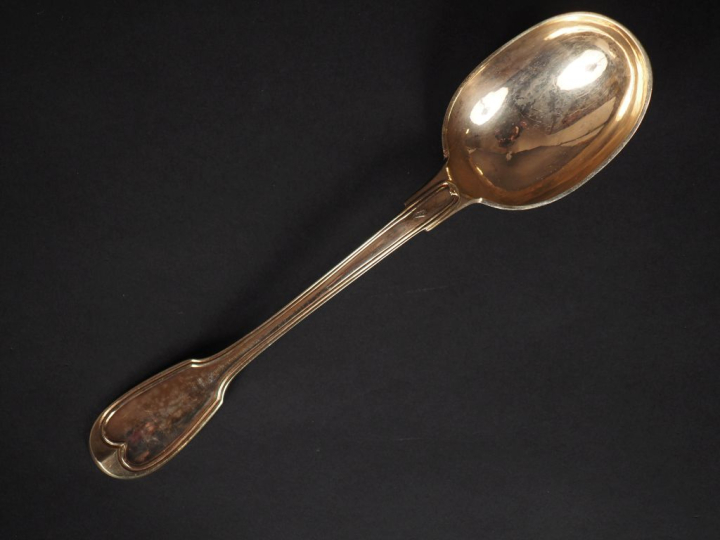 Grande cuillère en argent doré 925, poinçon Minerve, modèle à filet.  