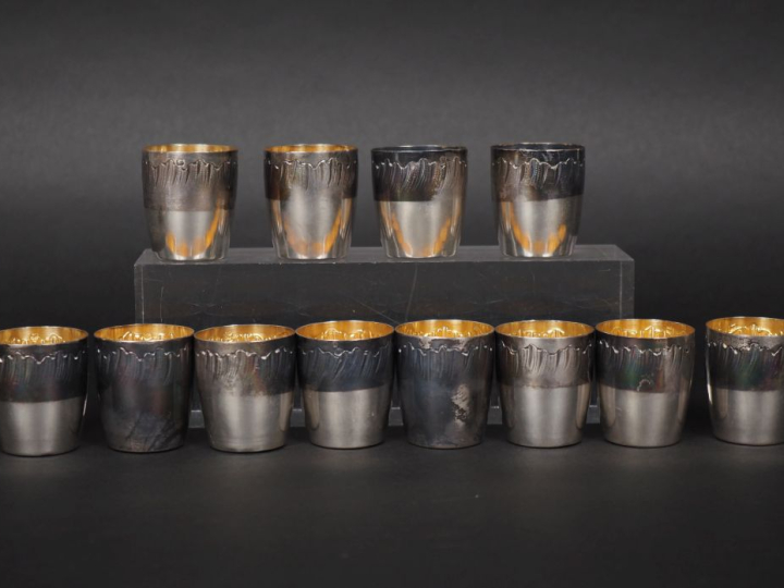 Suite de douze verres à liqueur de style Louis XV en argent 925 et ver