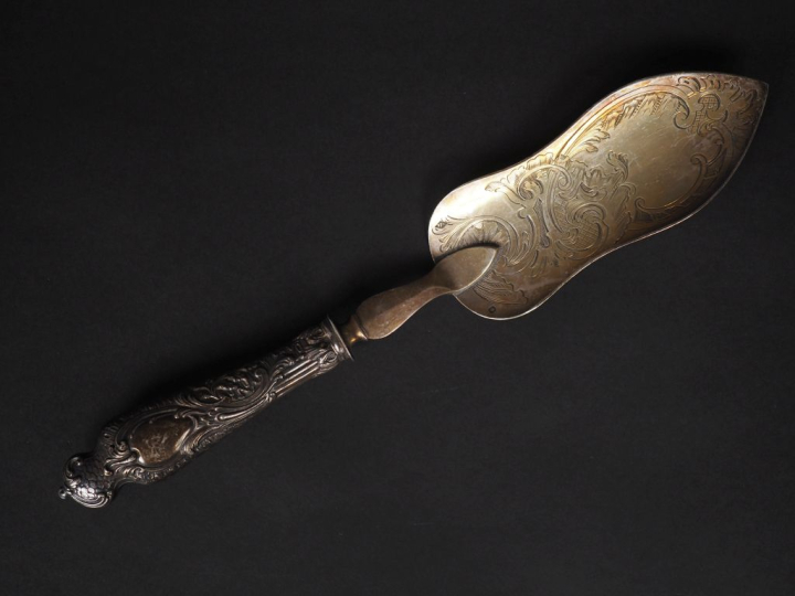 Pelle à servir le poisson de style Louis XV en argent et argent doré 9